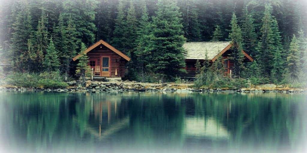 vacation-homes-on-lake-at-the-edge-of-woods