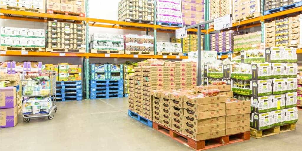 Innenansicht eines Warehouse Clubs mit Paletten von Produkten